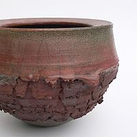erdhaftes Keramikgefäß mit spröder Oberfläche