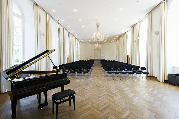 bestuhlter Gartensaal mit Piano