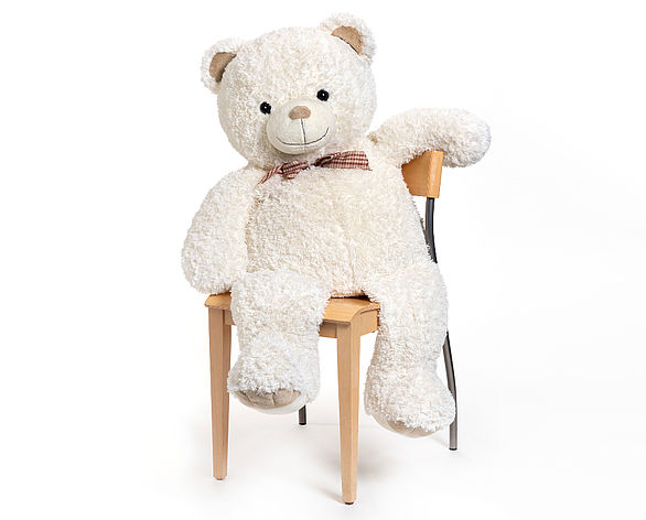 Ansicht eines großen Teddybärs, der auf einem Stuhl sitzt