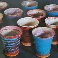 Keramikbecher mehrere bunt verzierte Becher