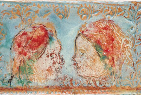 Keramikfliese mit Abbildung der sich anschauenden Köpfe zweier Frauen