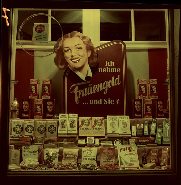 Photo of the window advertisement of the Schwarzwald-Drogerie in Kirchzarten