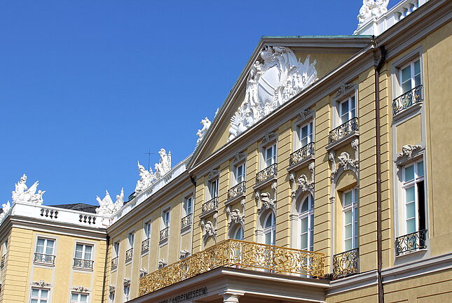 Badisches Landesmuseum Aussenansicht des Badischen Landesmuseums im Karlsruher Schloss vor blauem Himmel.