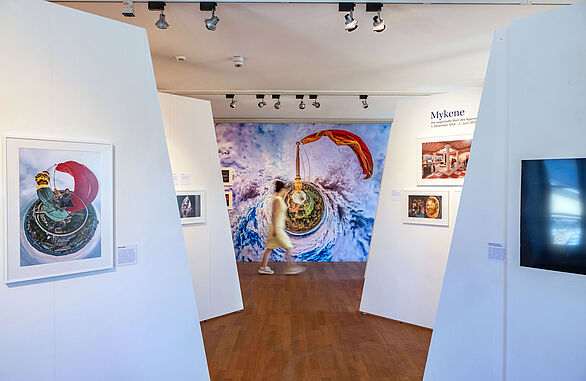Blick in die Ausstellung „Unvergängliche Augenblicke – Fotografien von Uli Deck“