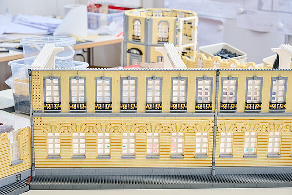 Längsfassade des Karlsruher Schlosses aus Klemmbausteinen mit regelmäßigen Fensterachsen, Badisches Landesmuseum zeigt Kultur als präzises Modell