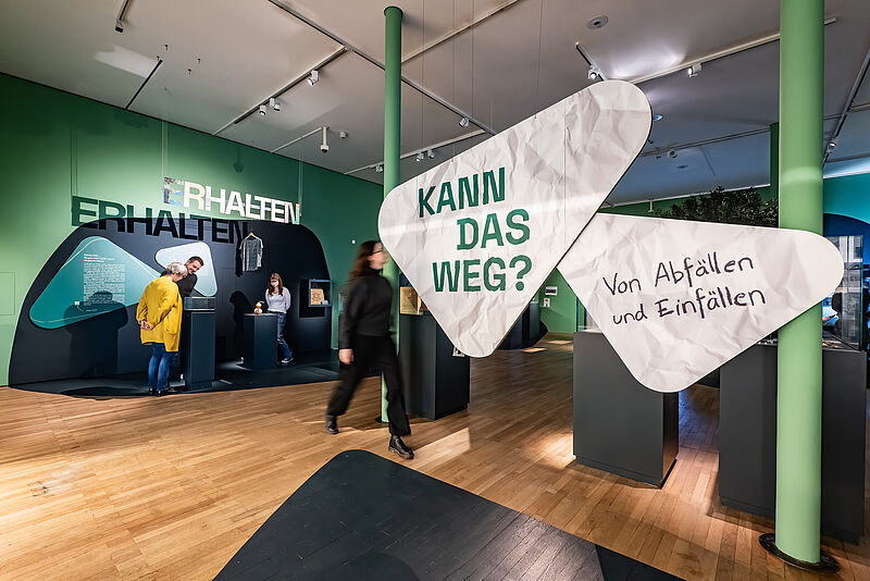Menschen im Eingangsbereich der Ausstellung Kann das weg?