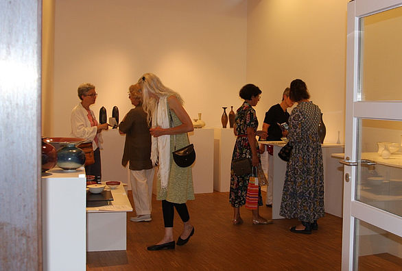 Gäste bei der Eröffnung einer Studioausstellung im Keramikmuseum