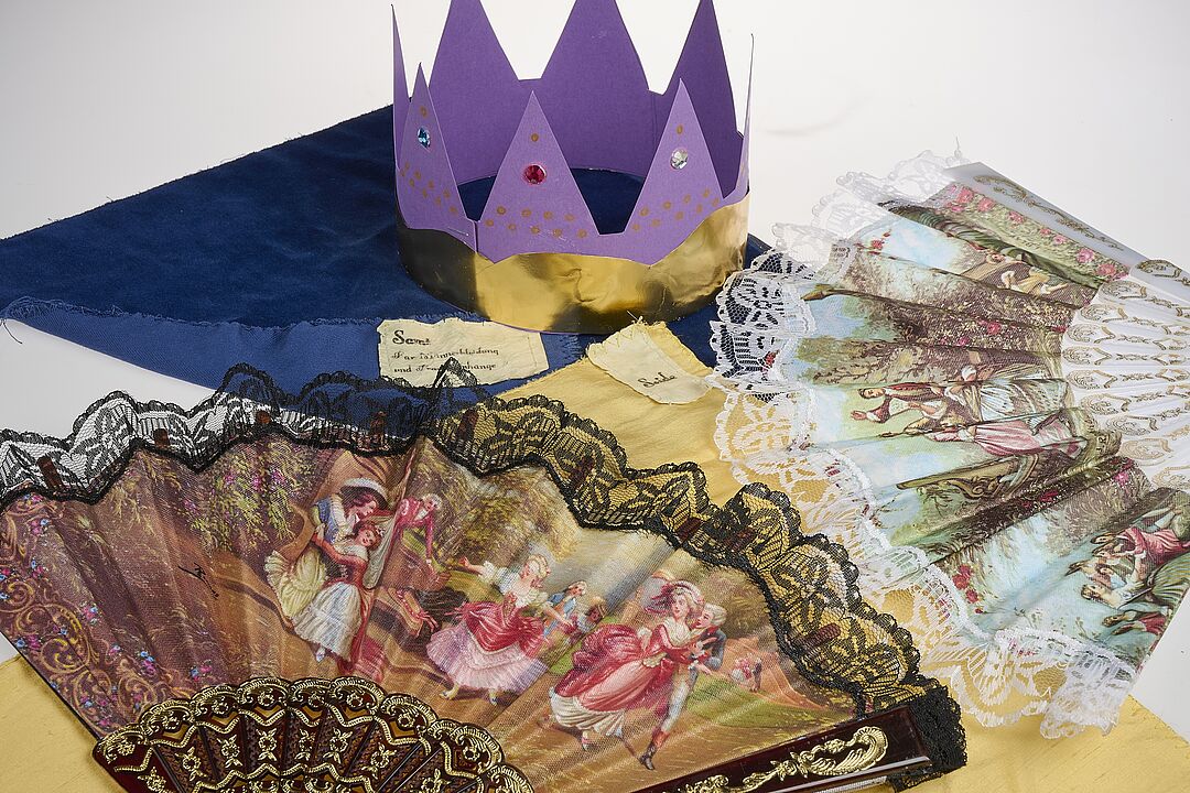 Fächer und gebastelte Krone