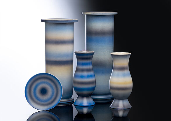 Fünf blau-gestreifte Keramiken