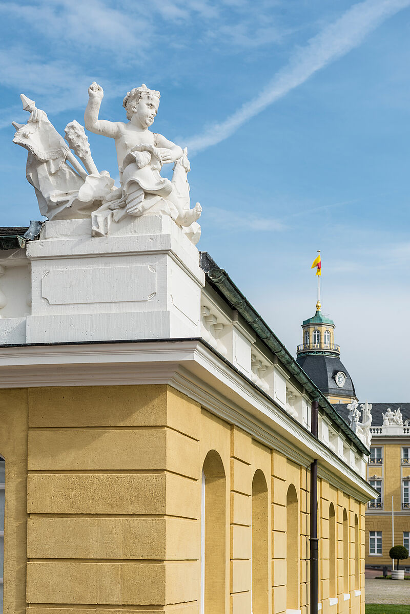 Detailaufnahme von einem Gebäude am Karlsruher Schloss.