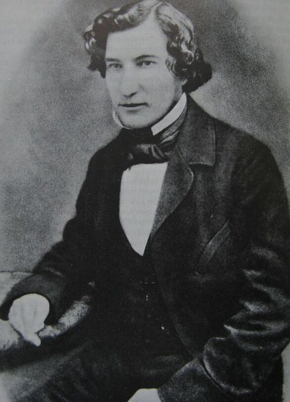 Historisches Schwarz-Weiß-Porträt von Daniel Imhof als junger Mann im 19. Jahrhundert. Die Aufnahme zur Ausstellung „Zuhause – Unterwegs“ im Deutschen Musikautomaten-Museum des Badischen Landesmuseums steht im Kontext von Kultur, Migration und internationalem Wissenstransfer rund um mechanische Musik.