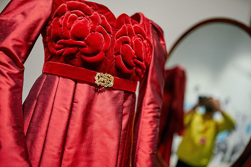 Ein rotes Kleid aus Samt