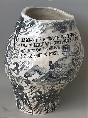 Schwarz-weiß bemalte Keramikvase in unregelmäßiger Form