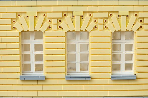 Detail der Fassade des Karlsruher Schlosses aus Klemmbausteinen mit stilisierten Fenstern und Ornamenten, Badisches Landesmuseum vermittelt Kultur im Modell