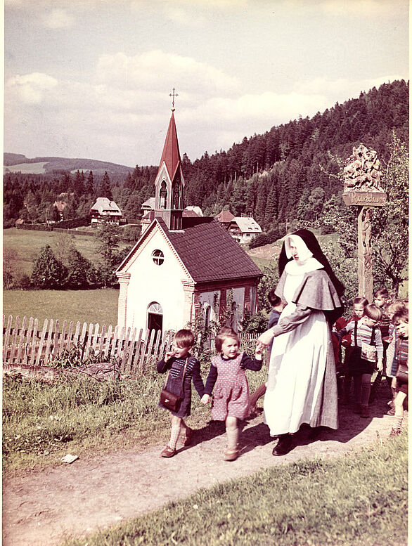 Foto von Kindergartenkindern bei einem Spaziergang