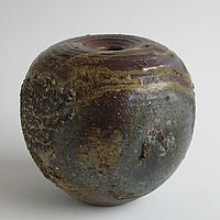 fast komplett rundes Keramikgefäß mit rauer Oberfläche