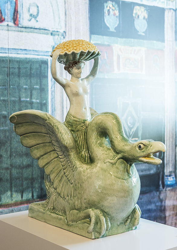 Majolika-Skulptur einer Muschelträgerin auf einem Fabelwesen