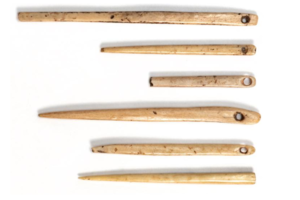 Feine Nadeln aus Knochen der Altsteinzeit