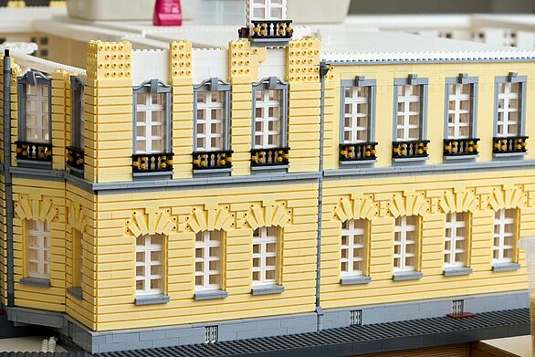 Fassadendetail des Karlsruher Schlosses aus Klemmbausteinen mit plastischen Ornamenten, Badisches Landesmuseum vermittelt Kultur durch Architekturminiatur