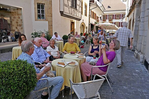 Kaffeepause in der Altstadt von Murten. Foto: Hausmann.