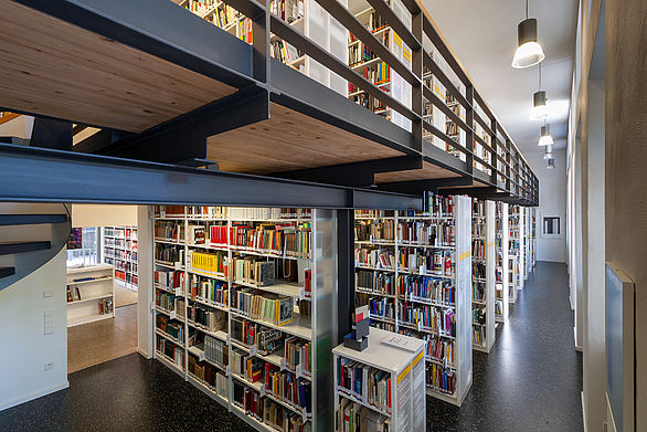Bücherregale der Bibliothek des Badischen Landesmuseum