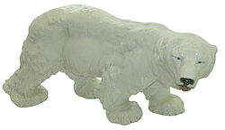 Weiße Porzellanfigur eines Eisbären in schreitender Haltung. Das detailreich modellierte Tier mit leicht gesenktem Kopf und strukturierter Felloberfläche stammt aus der Sammlung des Badischen Landesmuseums und zeigt die Verbindung von Naturdarstellung und Kultur im keramischen Kunsthandwerk.