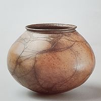 dünnwandiges, fast schwebendes Keramikgefäß
