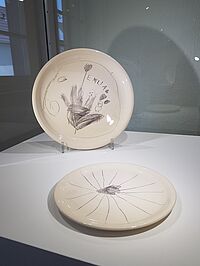 Ausstellung "Einfach Teller?", Foto: Maria Schüly Keramikteller, der von der 5jährigen Emilia bemalt wurde.