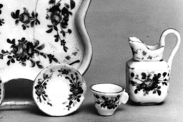 Schwarz-Weiß-Fotografie eines Teeservice