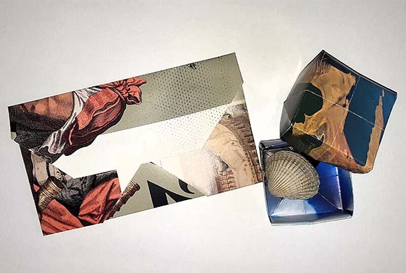 Zwei aus einem alten Kalender gefaltete Papierobjekte auf weißem Hintergrund. Links ein längliches, schachtelartiges Element mit Collage aus historischen Illustrationen in Rot- und Beigetönen. Rechts zwei ineinandergestellte, würfelförmige Schachteln mit maritimem Motiv in Blau- und Ockertönen, in einer liegt eine kleine Muschel. Die Objekte stehen für einen kreativen Upcycling-Workshop im Badischen Landesmuseum Karlsruhe und verbinden Nachhaltigkeit mit Kultur.