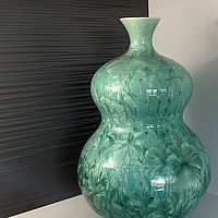 grün glasiertes Keramikgefäß