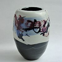 farblich glasierte Keramikvase