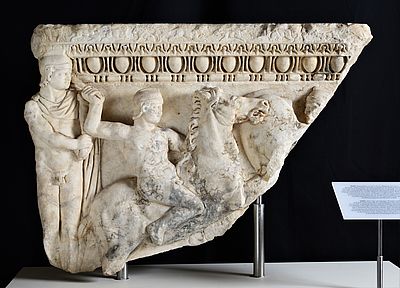 Teil eines römischen Reliefsarkophags mit Reiter