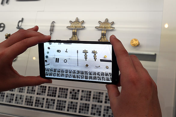 Use of augmented reality on a smartphone in the exhibition
