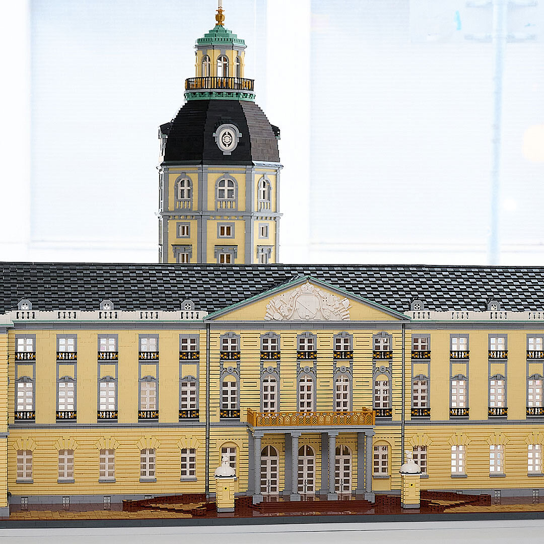 Detailansicht des Klötzle-Schlosses, eines aus Klemmbausteinen gebauten Modells des Karlsruher Schlosses im Museum beim Markt des Badischen Landesmuseums, das Architektur und Kultur anschaulich vermittelt.