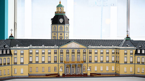 Detailansicht des Klötzle-Schlosses, eines aus Klemmbausteinen gebauten Modells des Karlsruher Schlosses im Museum beim Markt des Badischen Landesmuseums, das Architektur und Kultur anschaulich vermittelt.