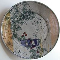 Keramikteller bemalt mit Pflanzen