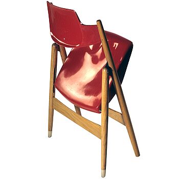 Zugklappter Klappstuhl mit rotem Sitz und Lehne