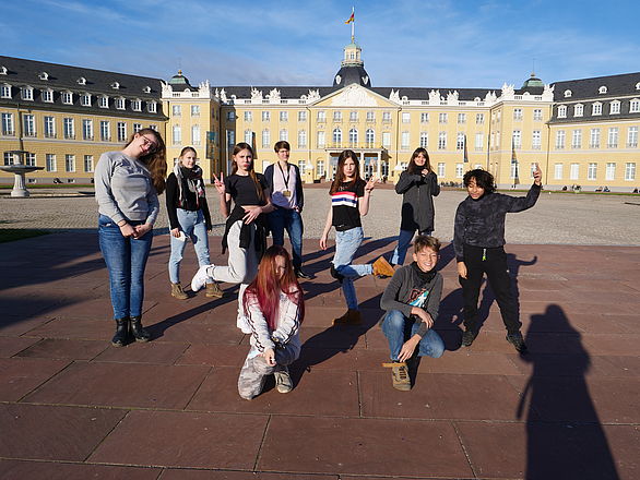 Teilnehmer*innen des Pdcast-Projekts vor dem Schloss Karlsruhe