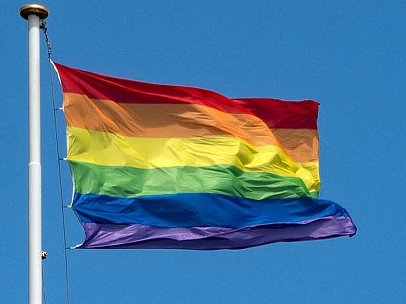 Gehisste Regenbogenflagge