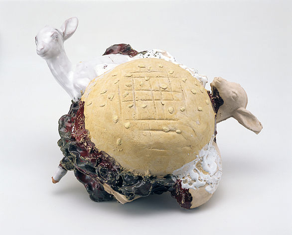 Eine Keramikplastik in Form eines Hamburgers mit einem Reh darin