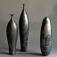 schlanke, glasierte Vasen