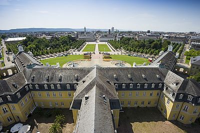 Blick vom Schlossturm auf das Schloss und Karlsruhe