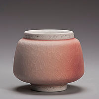 Weißrotes Keramikgefäß