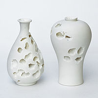 zwei schlichte weiße Keramikvasen