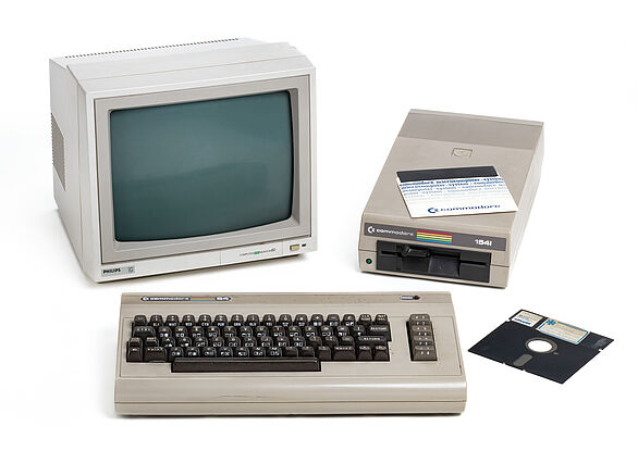 Computer mit Tastatur und Diskette