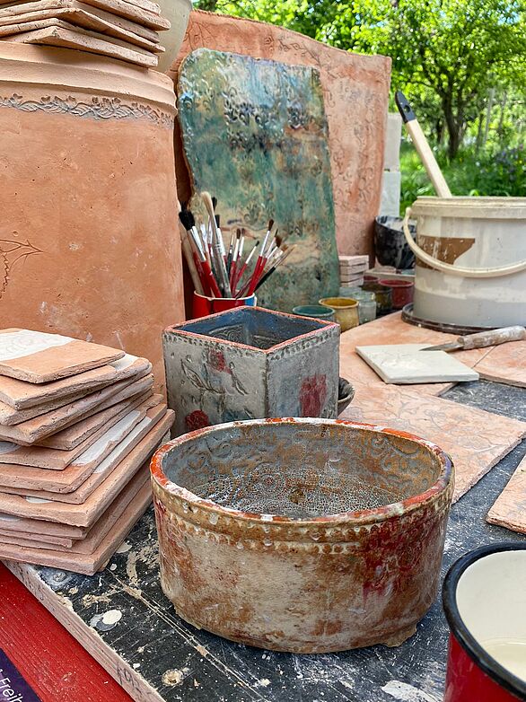 Mehrere Keramikobjekte auf einem Tisch