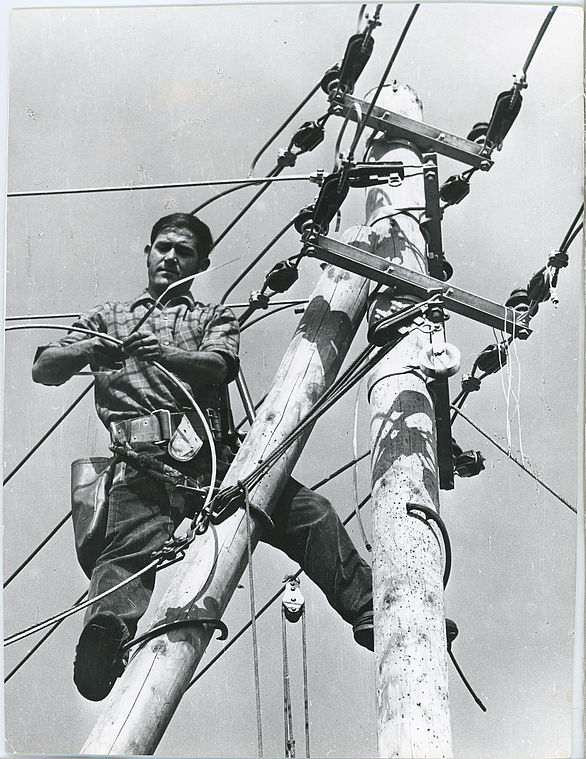 Foto eines Mannes auf einem Strommast