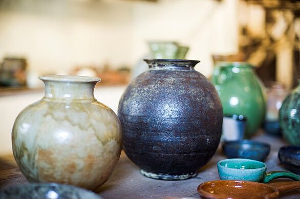 Im Keramikmuseum Staufen des Badischen Landesmuseums stehen unterschiedlich glasierte Vasen, Gefäße und Schalen aus Keramik. Die handwerklich gefertigten Stücke vermitteln die Vielfalt der Keramikkunst und regionalen Kultur in Staufen.