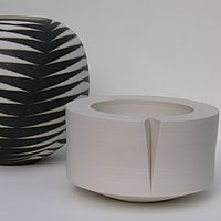 Keramikgefäße mit geometrischen Mustern und perspektivischer Raffinesse